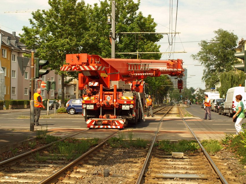 KVB Bahn entgleist Koeln Suelz Hermeskeilerstr Am Beethovenpark P103.JPG